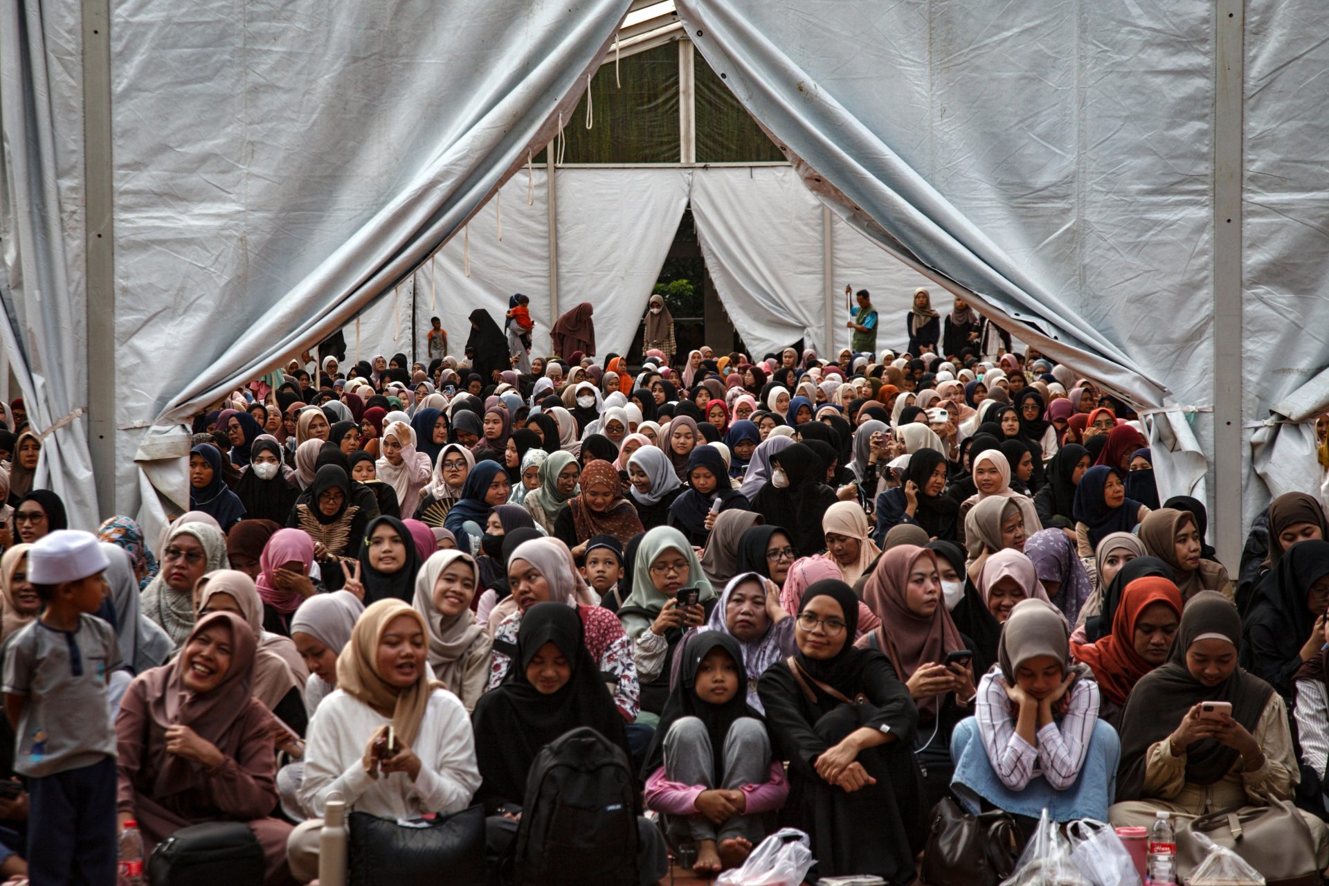 Biểu tượng hòa bình giữa xung đột toàn cầu qua cuộc gặp gỡ Ramadan